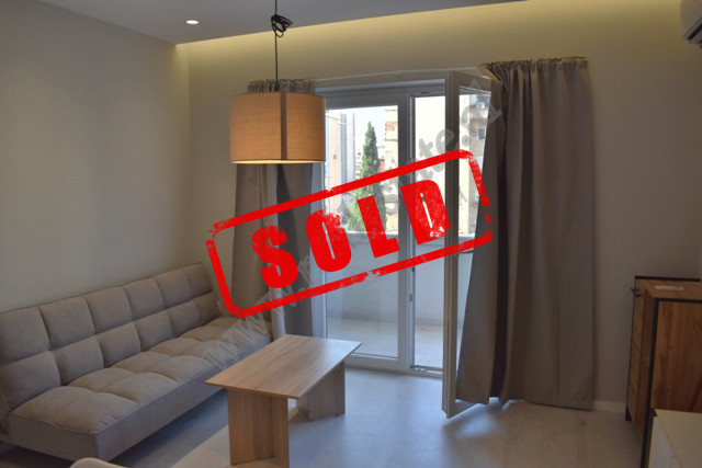 Apartament 1+1 ne shitje ne rrugen Thanos Ziko prane Shkolles Kuqe ne Tirane.
Ndodhet ne katin 3 te